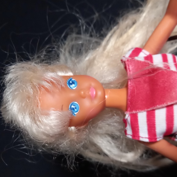 Barbie with red and white striped dress - Picture 2 of 9
